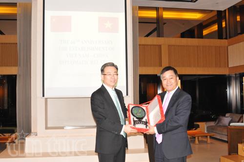 ສະເຫຼີມສະຫຼອງ66ປີແຫ່ງວັນສ້າງການພົວພັນທາງການທູດຫວຽດນາມ-ຈີນຢູ່ຮົ່ງກົງ(ປະເທດຈີນ)